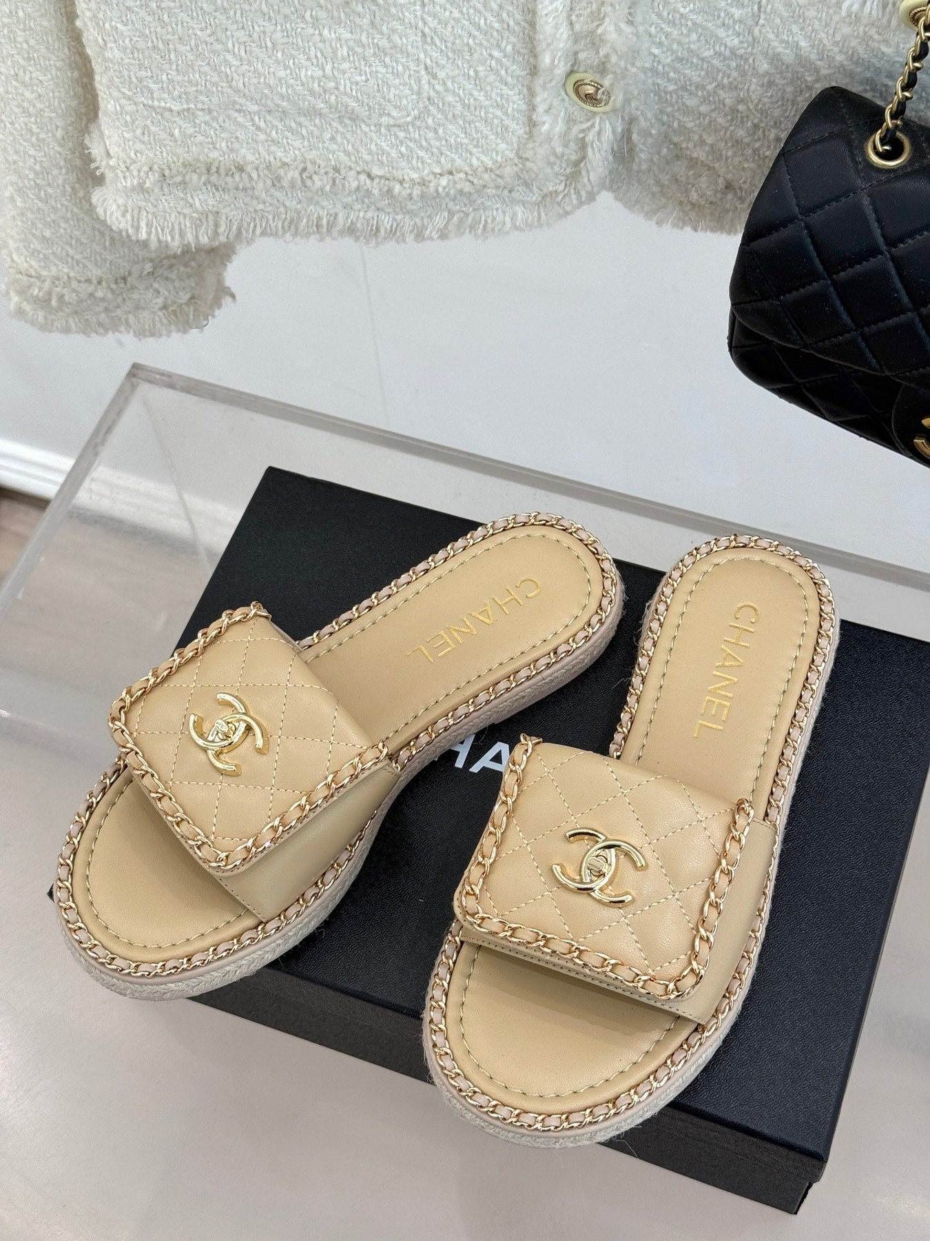 FLAT CHAIN HEART SLIPPER IN BISQUE BEIGE LAMBSKIN