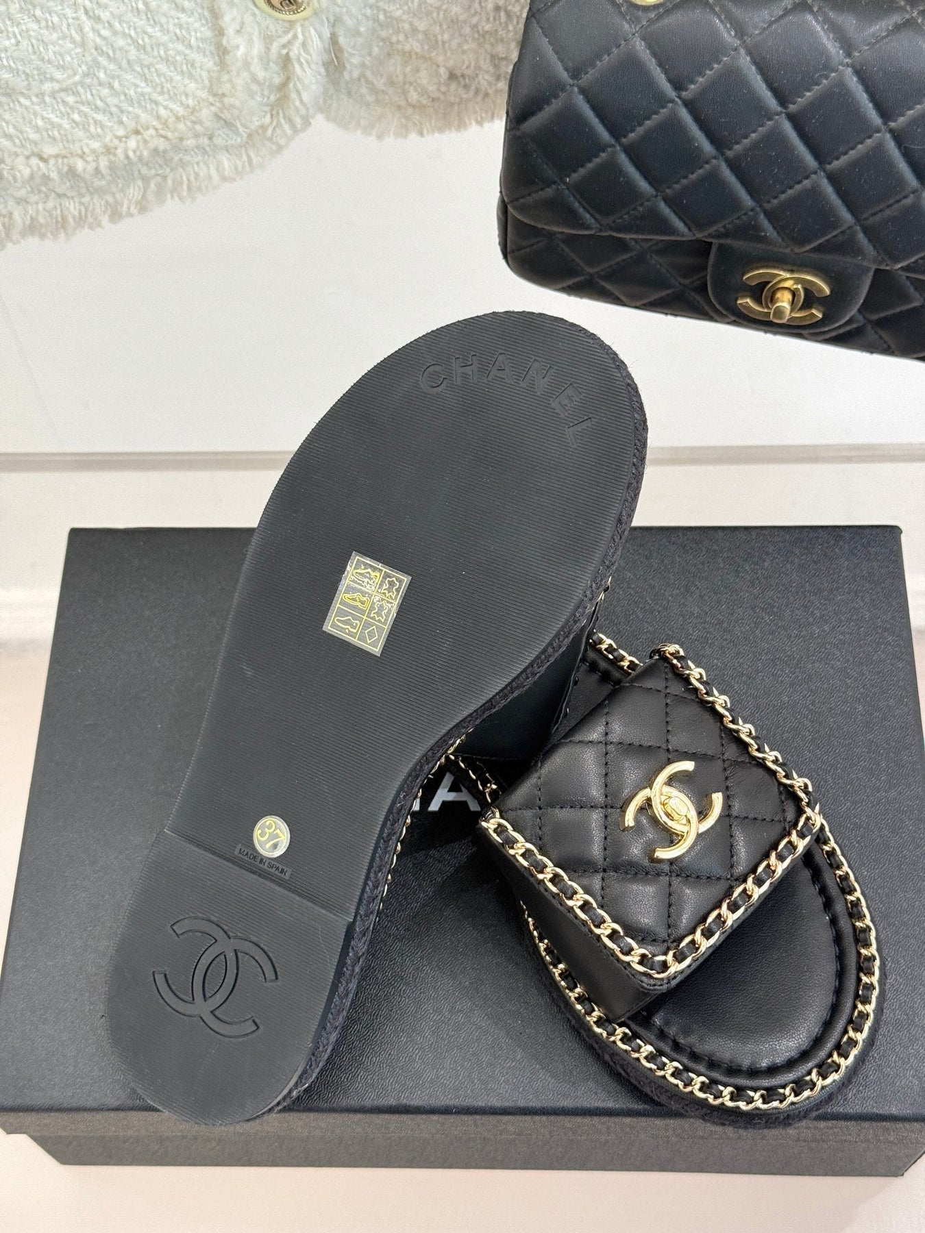 FLAT CHAIN HEART SLIPPER IN BLACK LAMBSKIN