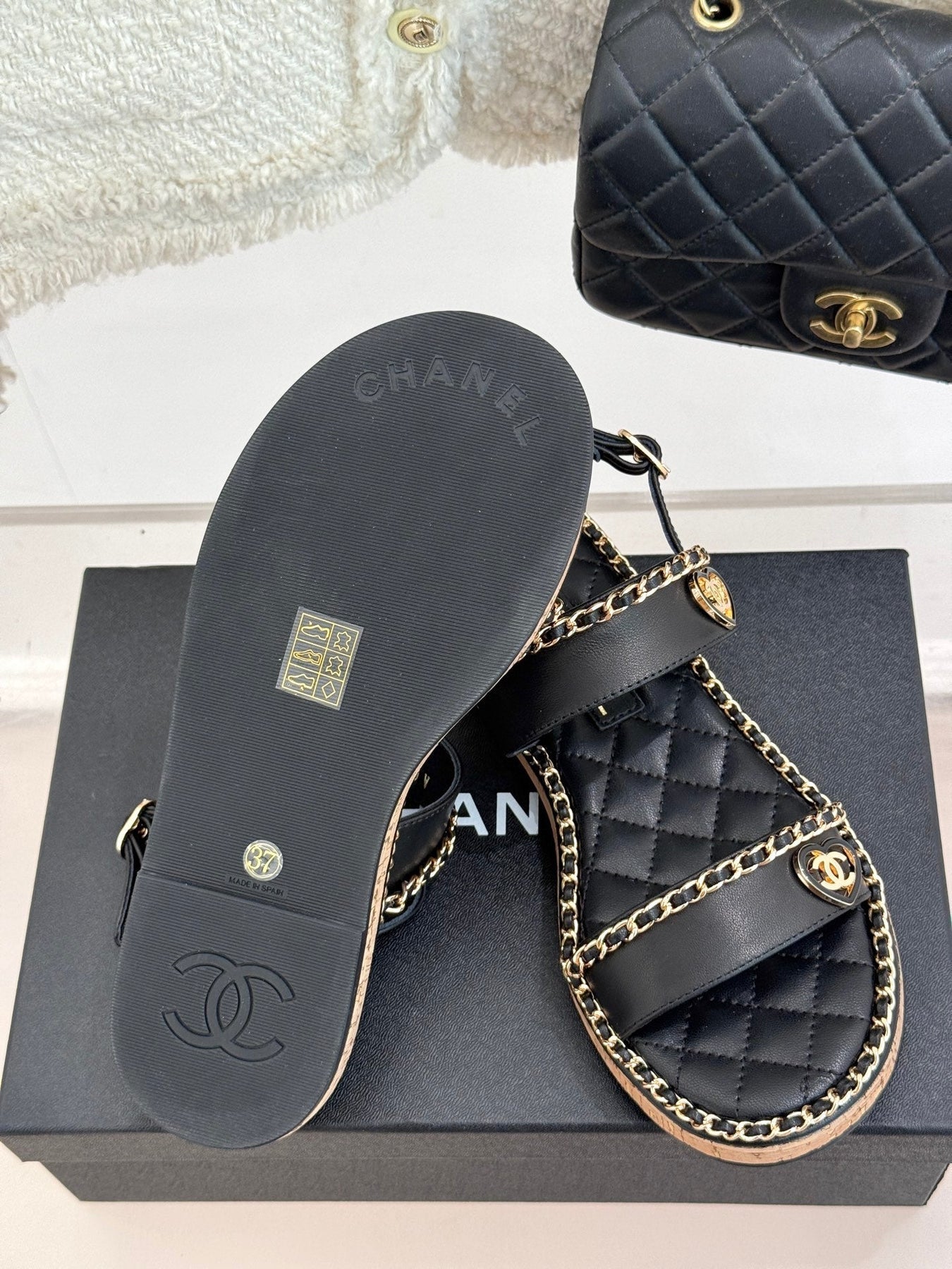 FLAT CHAIN HEART SANDAL IN BLACK LAMBSKIN