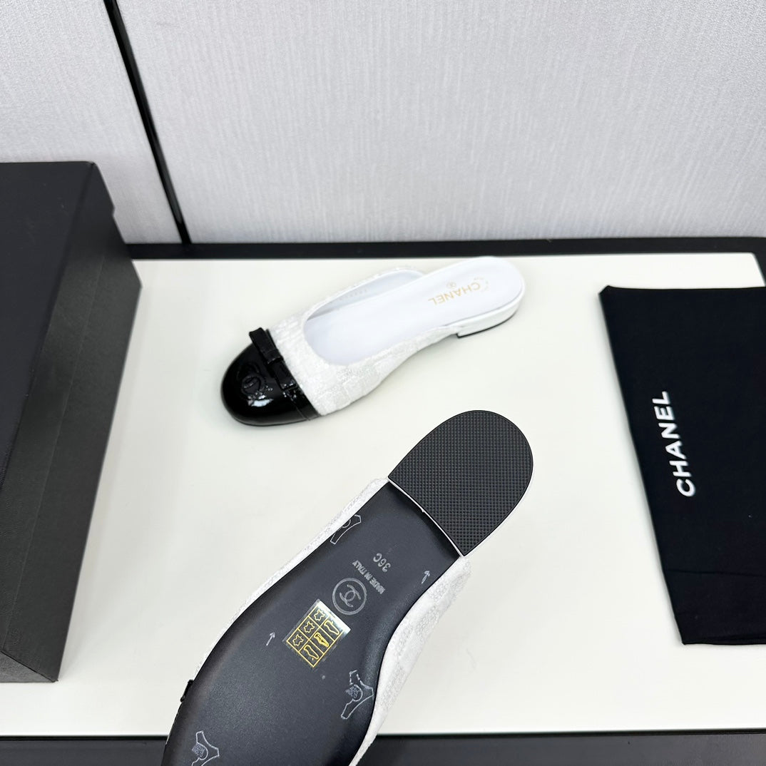 BOW MULE IN WHITE FABRIC AND BLACK CALFSKIN