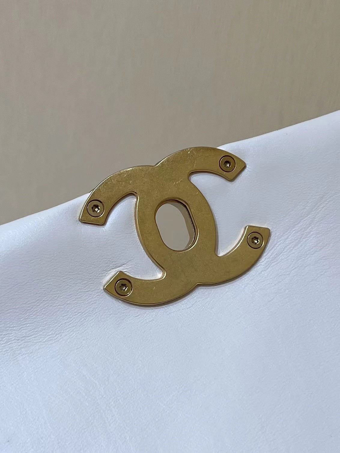 19 FLAP BAG 20 WHITE BODIN CALFSKIN GOLD HARDWARE