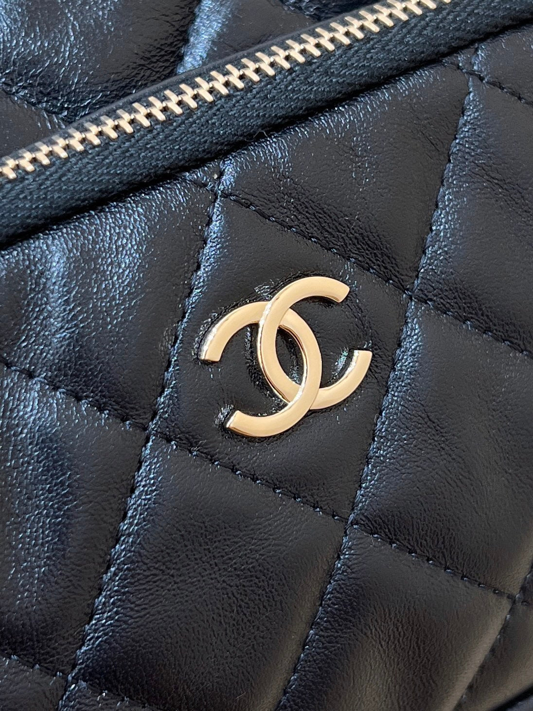 QUILTED SHOULDER BAG 21 IN BLACK LAMBSKIN WITH GOLD METALLIC