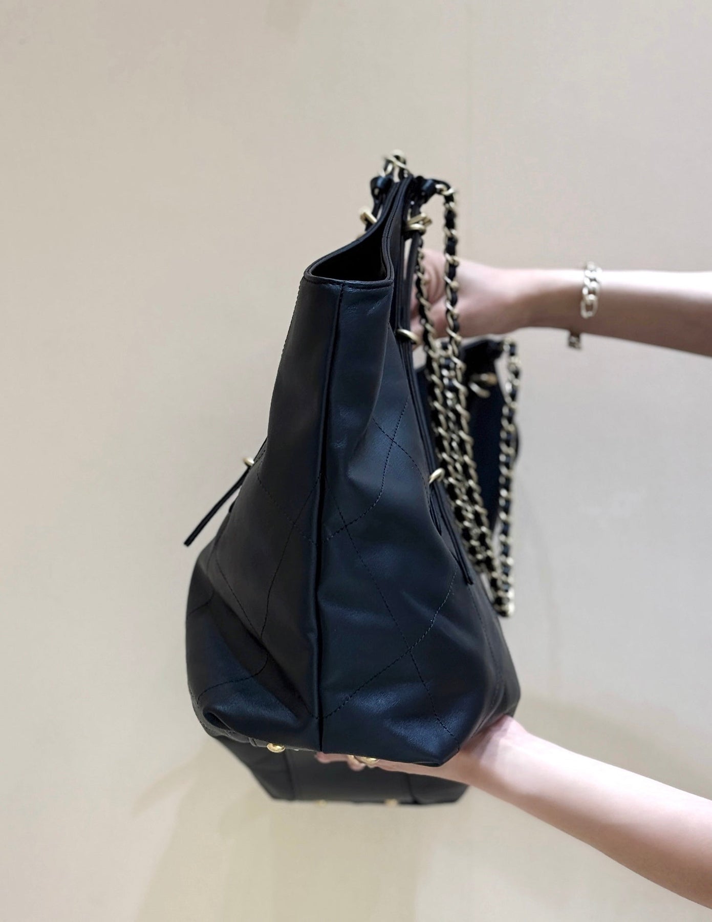 LARGE MAXI SHOPPING BAG 59 IN BLACK CALFSKIN GOLD-TONE METAL