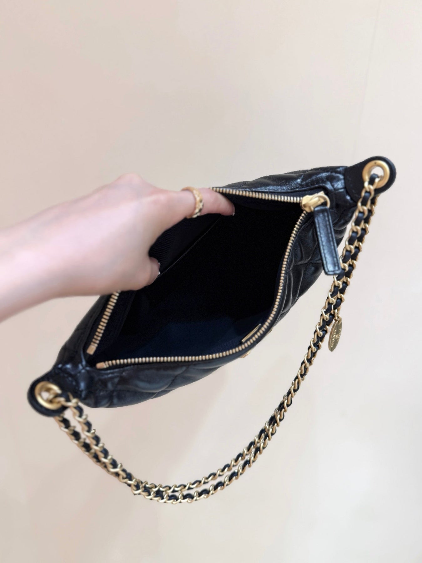 QUILTED HOBO SHOULDER BAG 26 IN BLACK GLOSSY LAMBSKIN