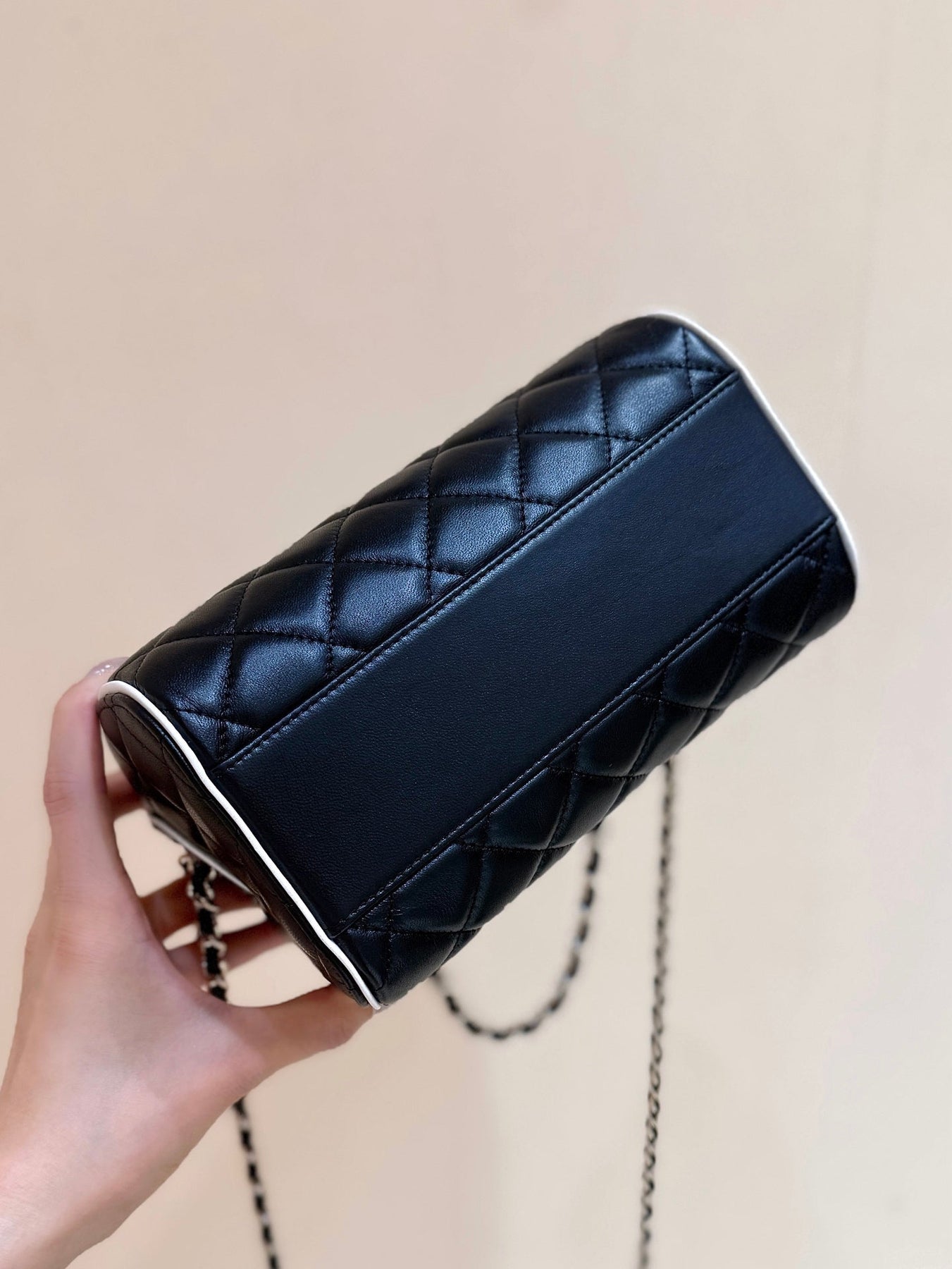 MEITO BOSTON MATELASSE CAVIAR SHOULDER HANDBAG 18 IN BLACK LAMBSKIN