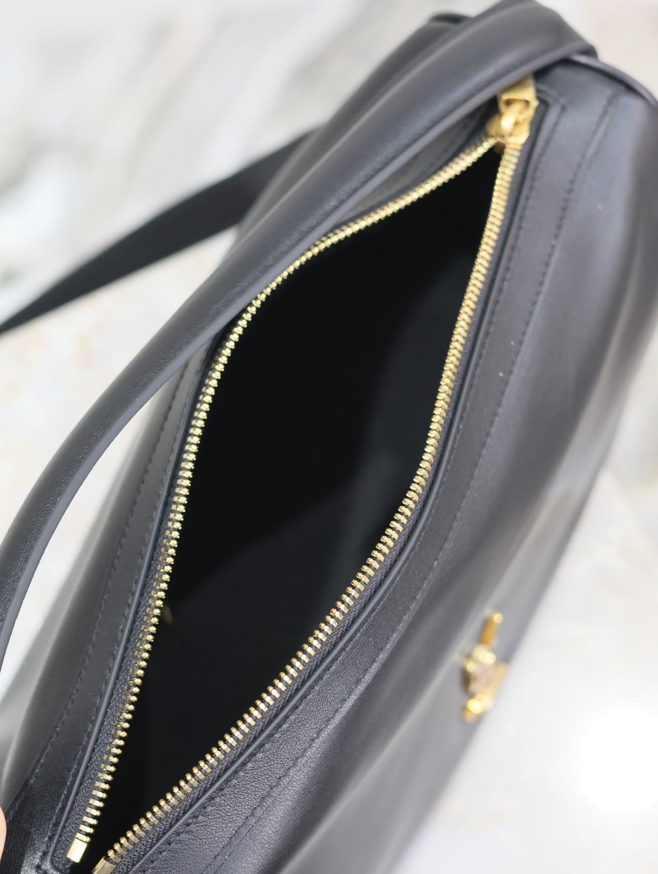 CAMERA SUPPLE BAG 28 IN BLACK SMOOTH LAMBSKIN GOLD HARDWARE