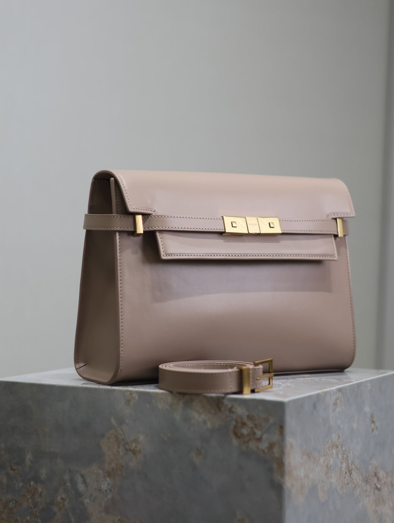 MANHATTAN MEDIUM 29 IN DARK BEIGE SMOOTH CALFSKIN GOLD BUCKLE