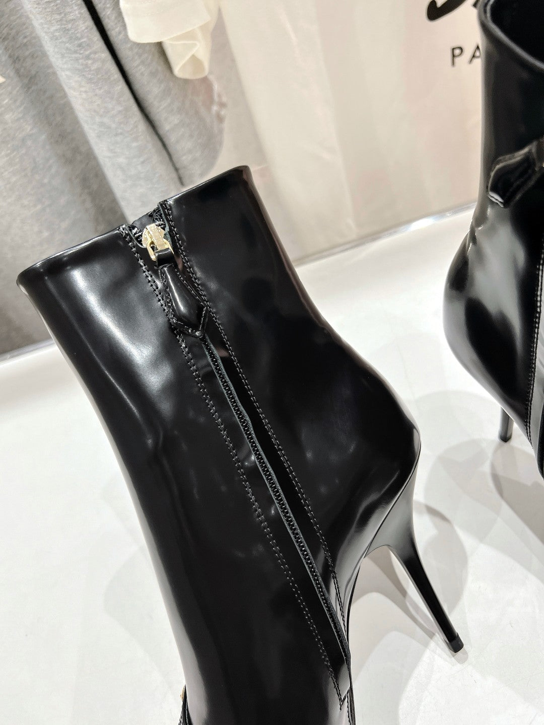 HIGH HEEL POINTED-TOE BOOTS IN BLACK SHINY LAMBSKIN