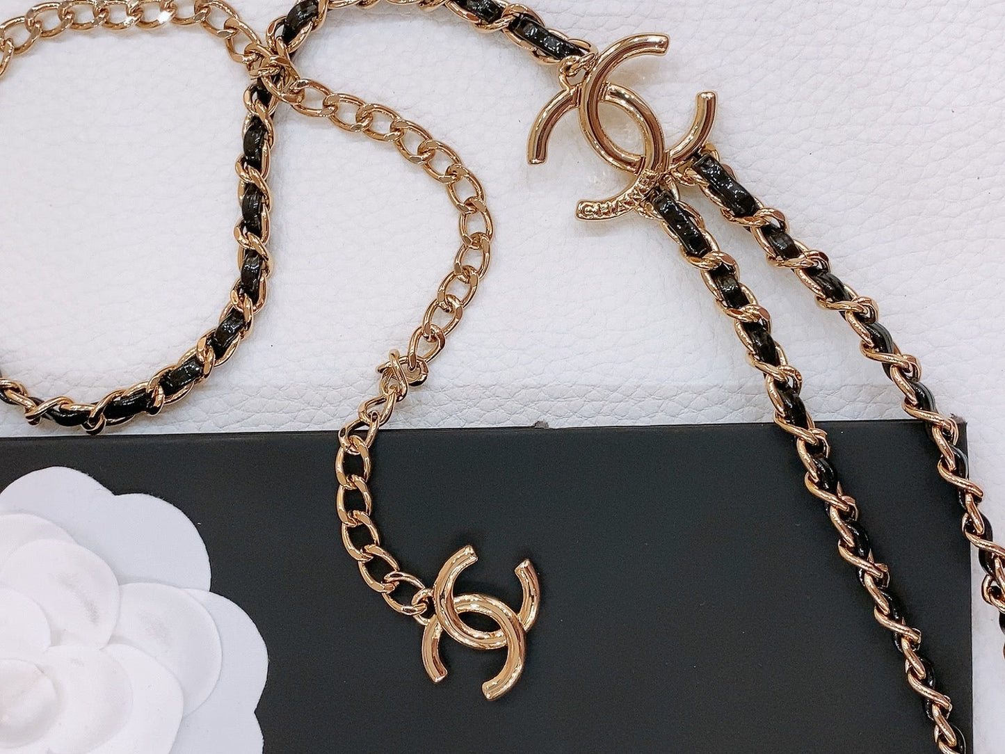 CHAIN BELT IN GOLD METAL INTERWOVEN WITH CALFSKIN STRAPS