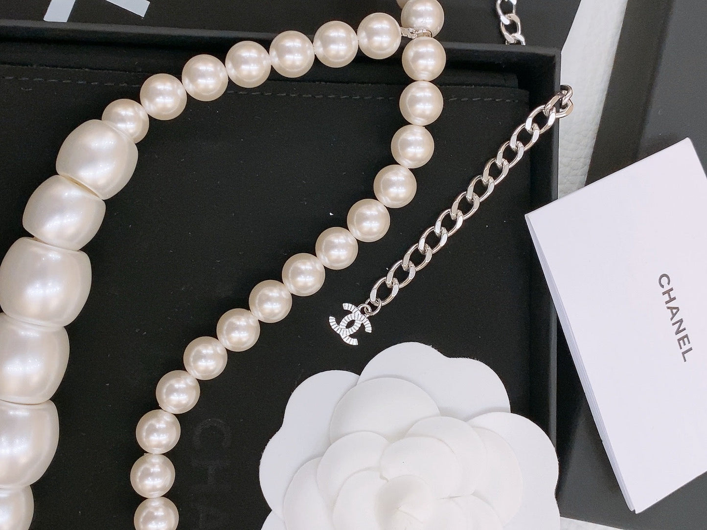 CHAIN BELT IN PEARL AND SILVER METAL