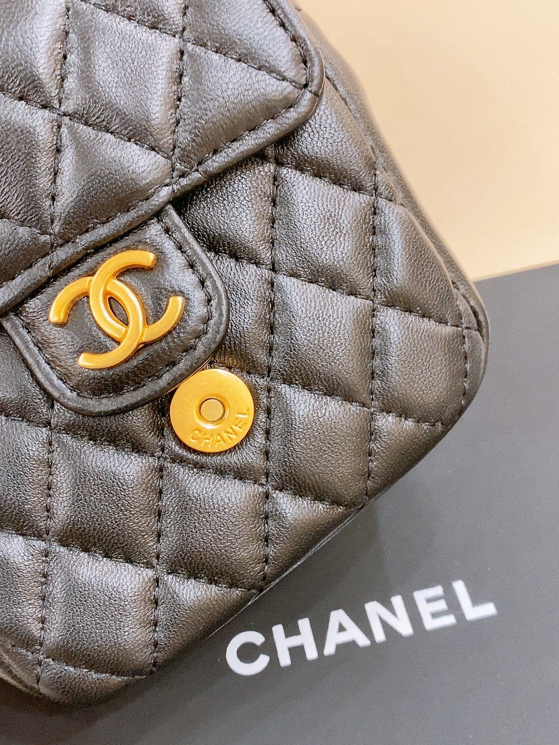 CHAIN BELT WITH GOLD METAL BLACK CALFSKIN INTERLINKING STRAPS AND MINI BAG