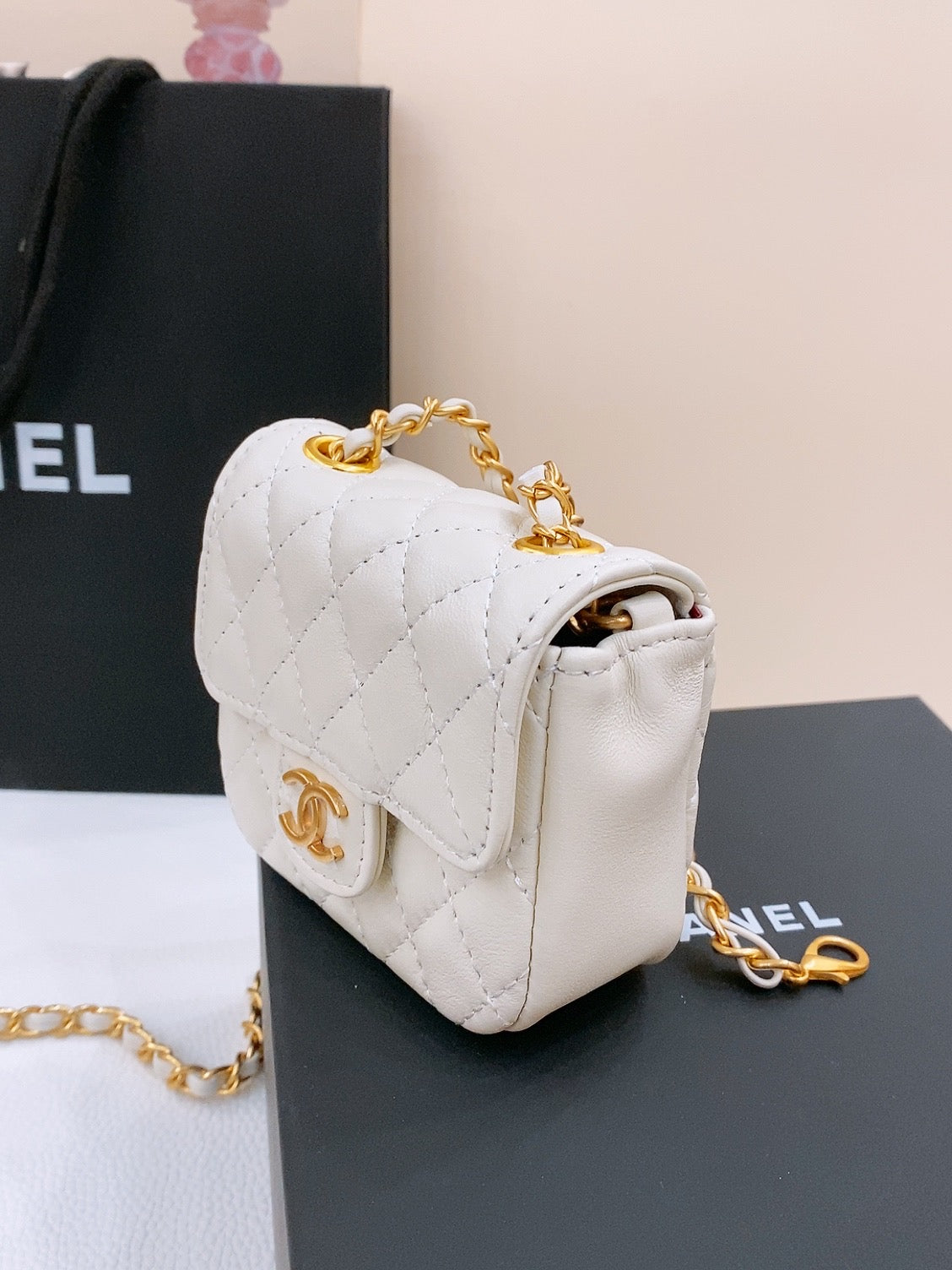 CHAIN BELT WITH GOLD METAL WHITE CALFSKIN INTERLINKING STRAPS AND MINI BAG ATTACHMENT