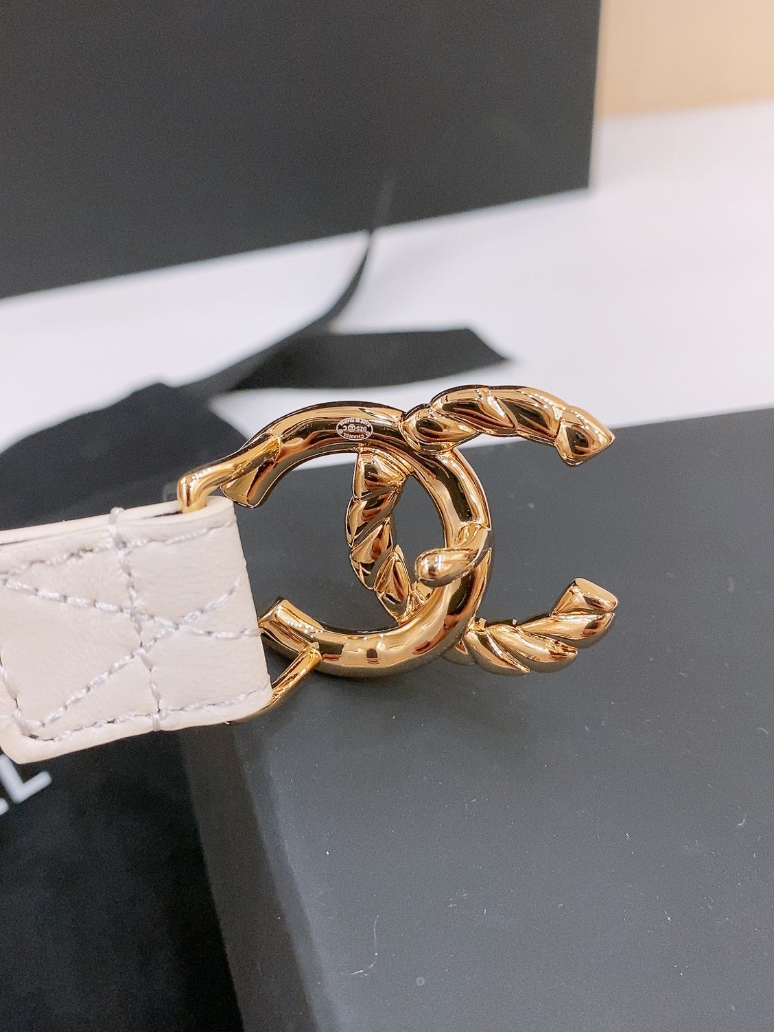 DOUBLE C BELT 20MM IN WHITE CALFSKIN WITH QUILTED STITCHING SPIRAL GOLD BUCKLE