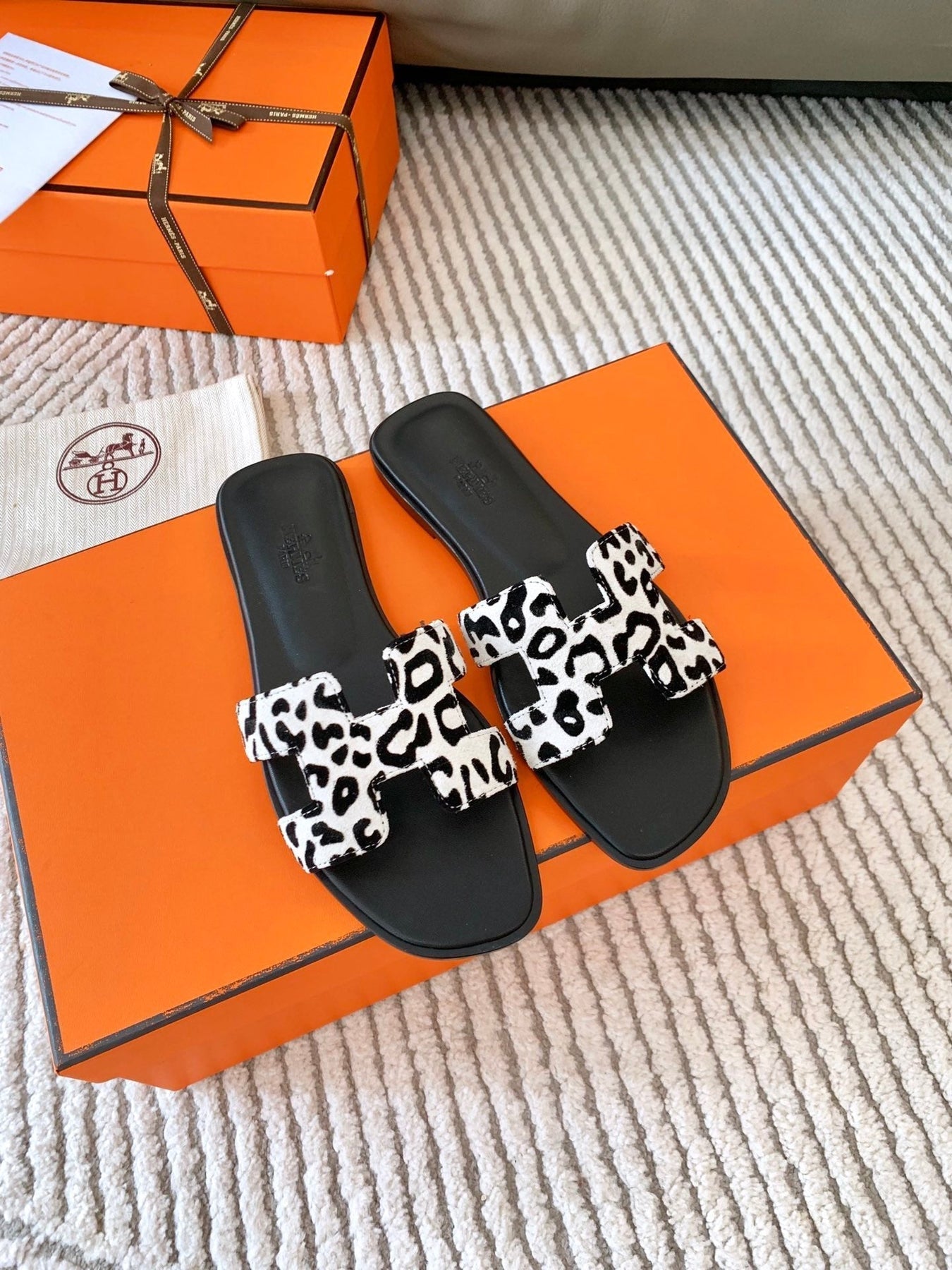 0RAN SANDAL IN BLACK MIX WHITE SUEDE