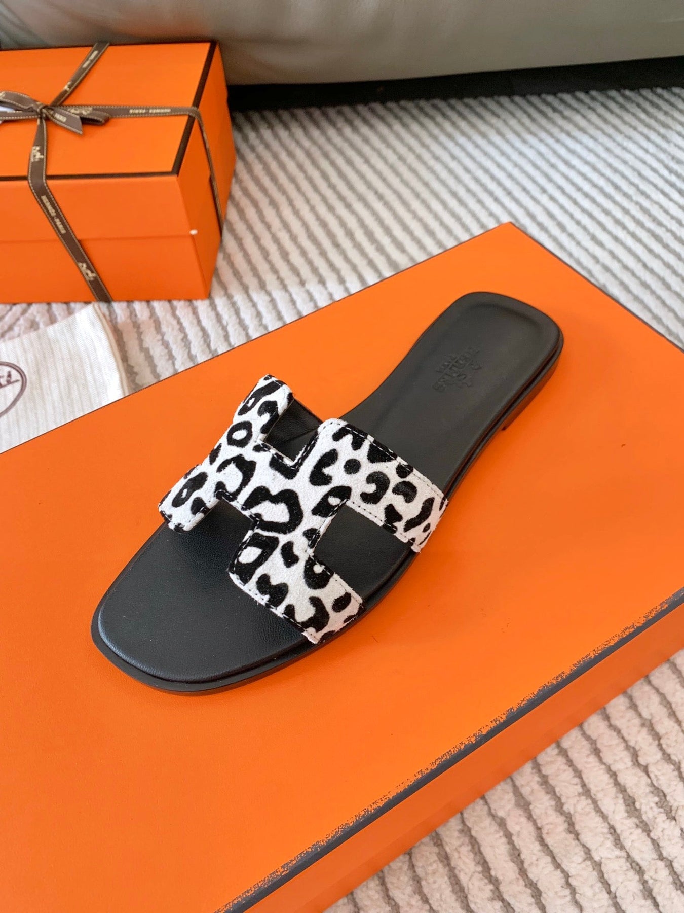 0RAN SANDAL IN BLACK MIX WHITE SUEDE