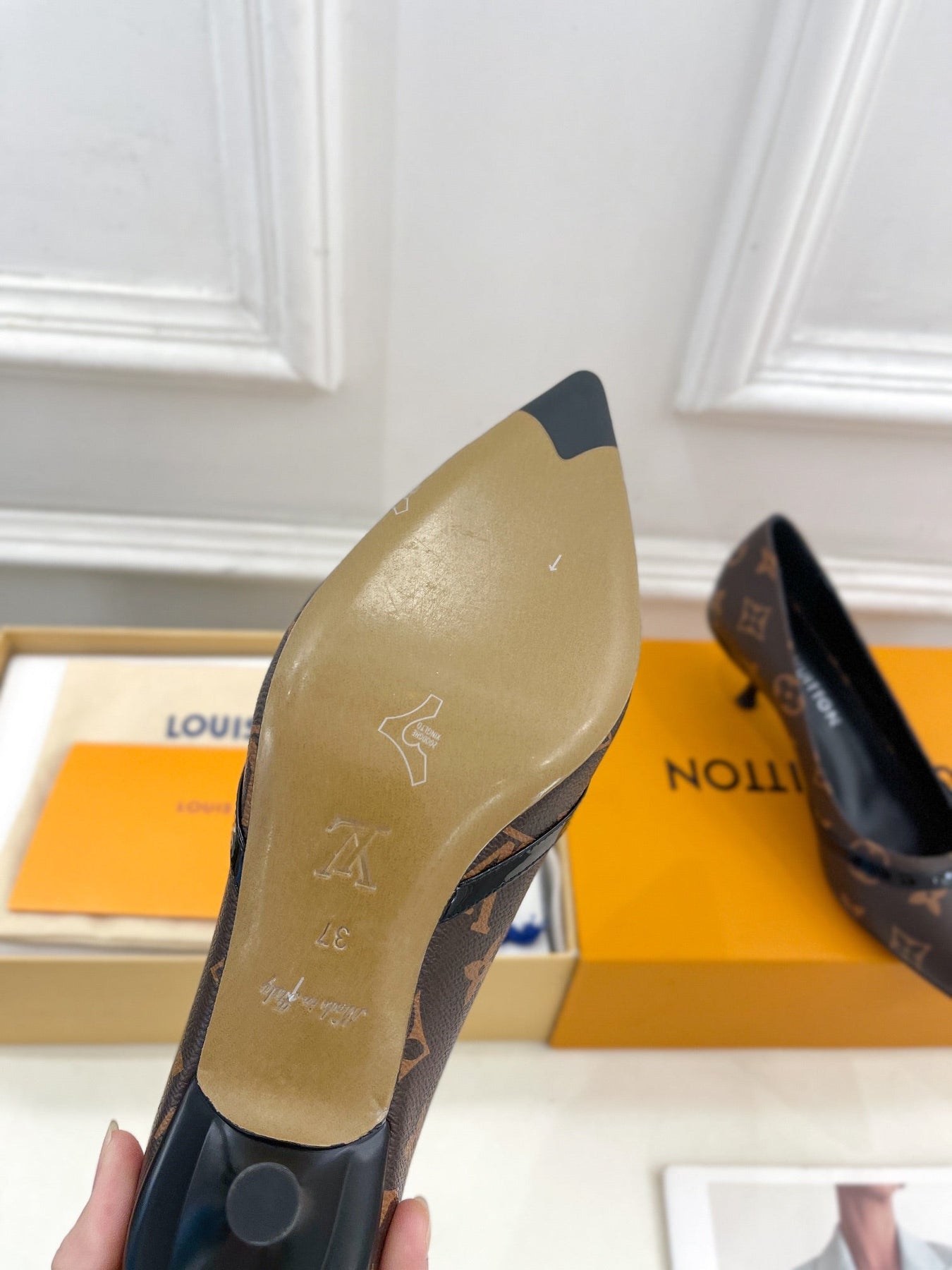 6AM HIGH PUMP 5 CM IN CHOCOLATE BROWN MONOGRAM CALFSKIN