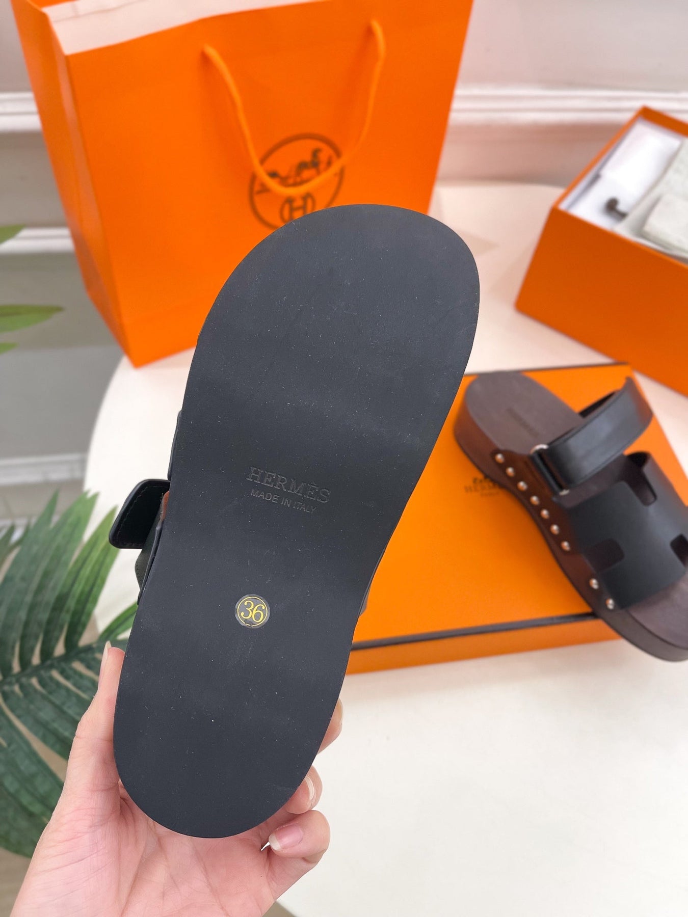 KOS CLOG IN BLACK CALFSKIN