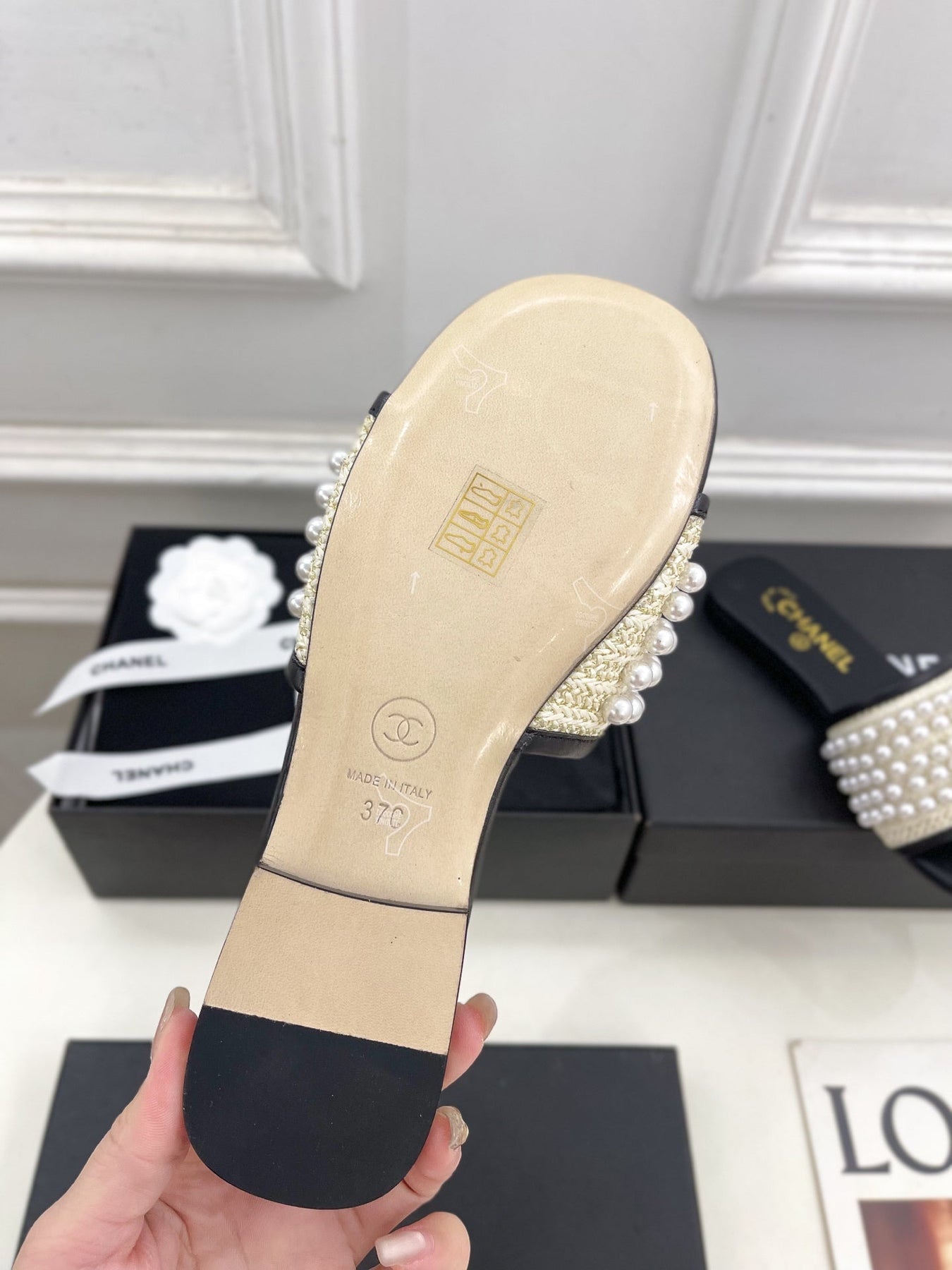 FLAT SLIDE IN BLACK CALFSKIN WITH PEARLS