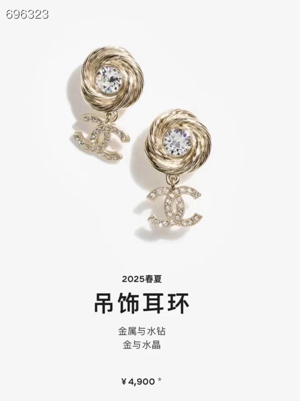 PENDANT EARRINGS IN GOLD METAL WHITE CRYSTAL TWISTED RIBBED DOUBLE C