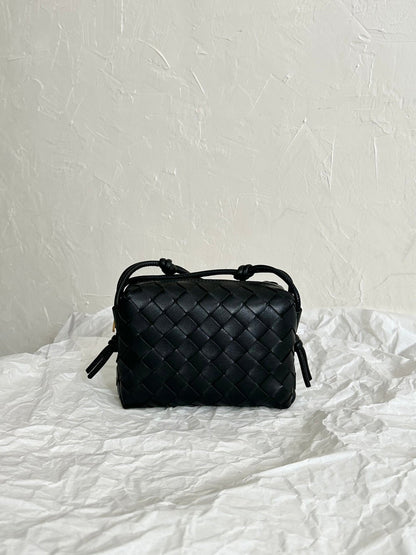 BV LOOP MINI 17CM BLACK CALFSKIN