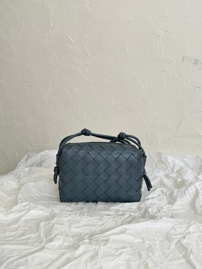 BV LOOP MINI 17CM GREY CALFSKIN