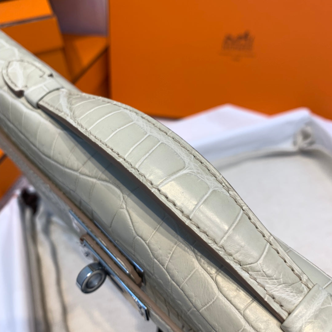 KELLY CUT 31 IN PEARL GRAY ALLIGATOR LEATHER WITH SILVER HARDWARE