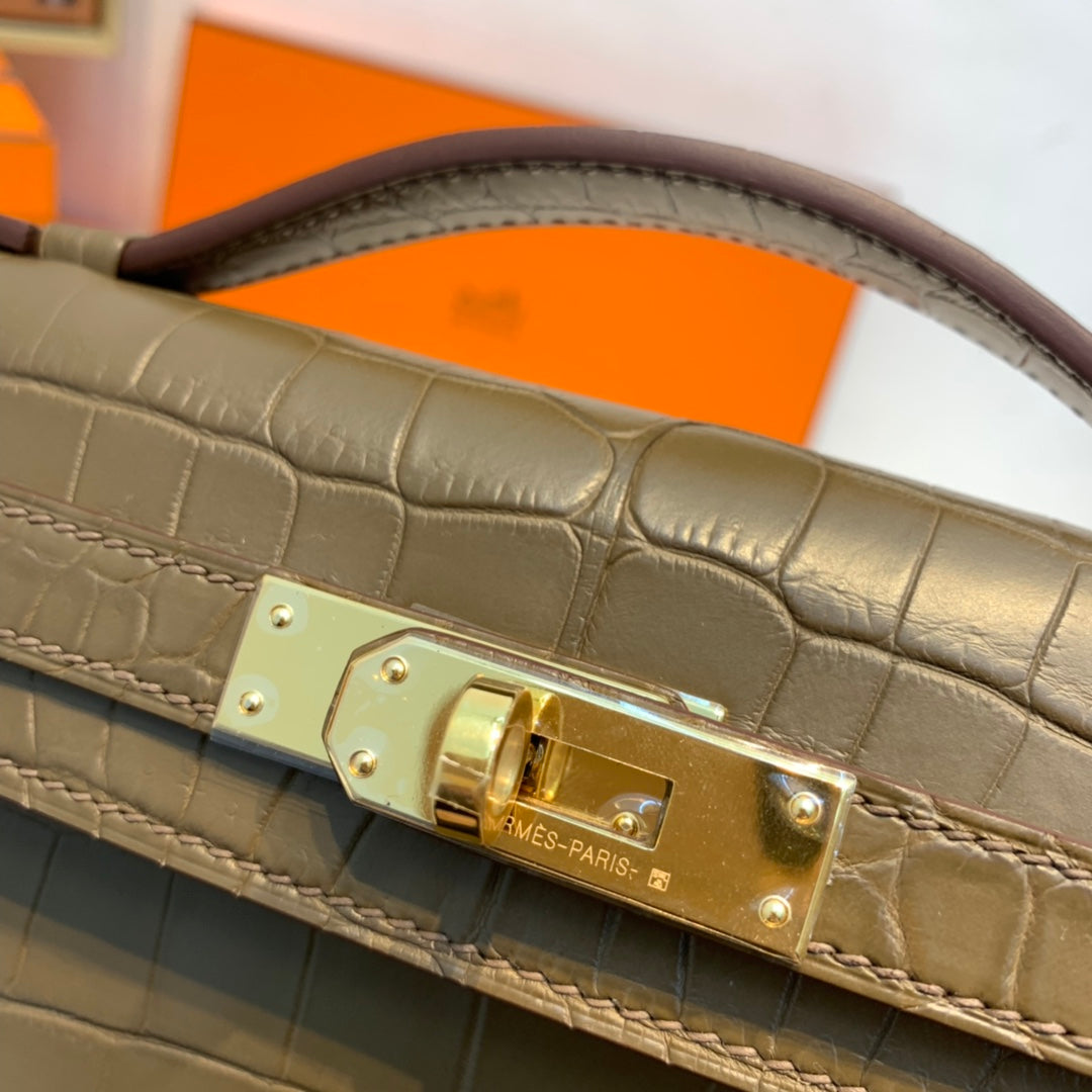 KELLY CUT 31 IN MOCHA BROWN ALLIGATOR LEATHER WITH GOLD HARDWARE