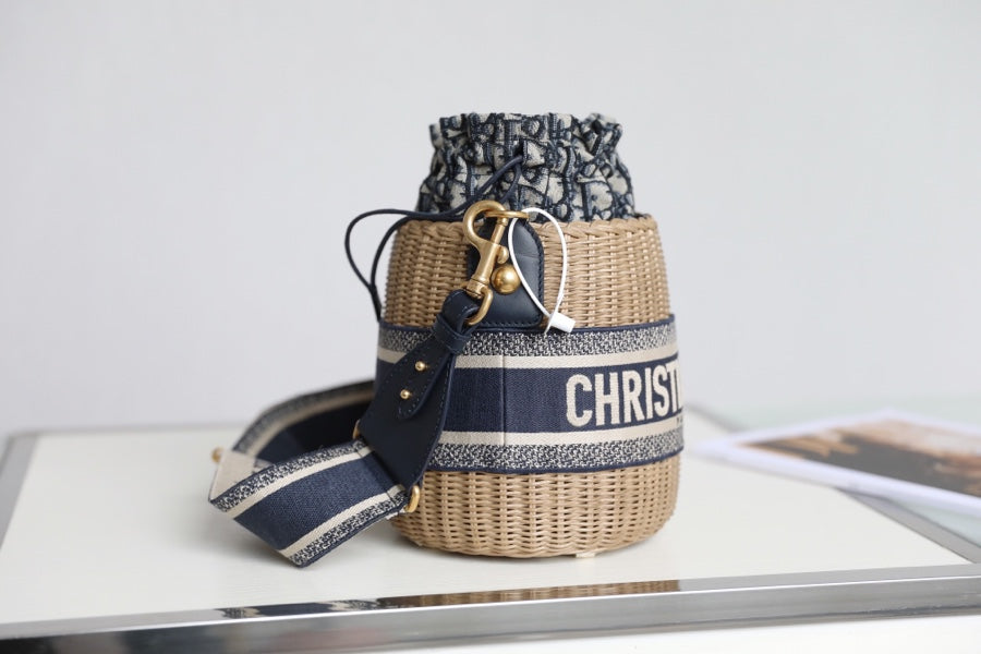 BUCKET BAG 19 IN BLACK OBLIQUE JACQUARD AND BEIGE WICKER