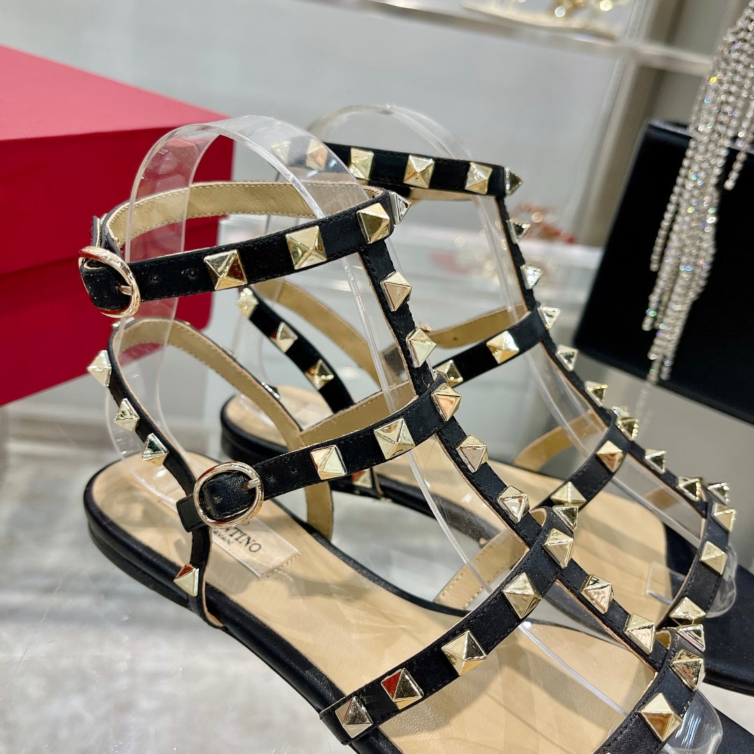 ROCKSTUD SANDAL WITH STRAPS IN BLACK CALFSKIN