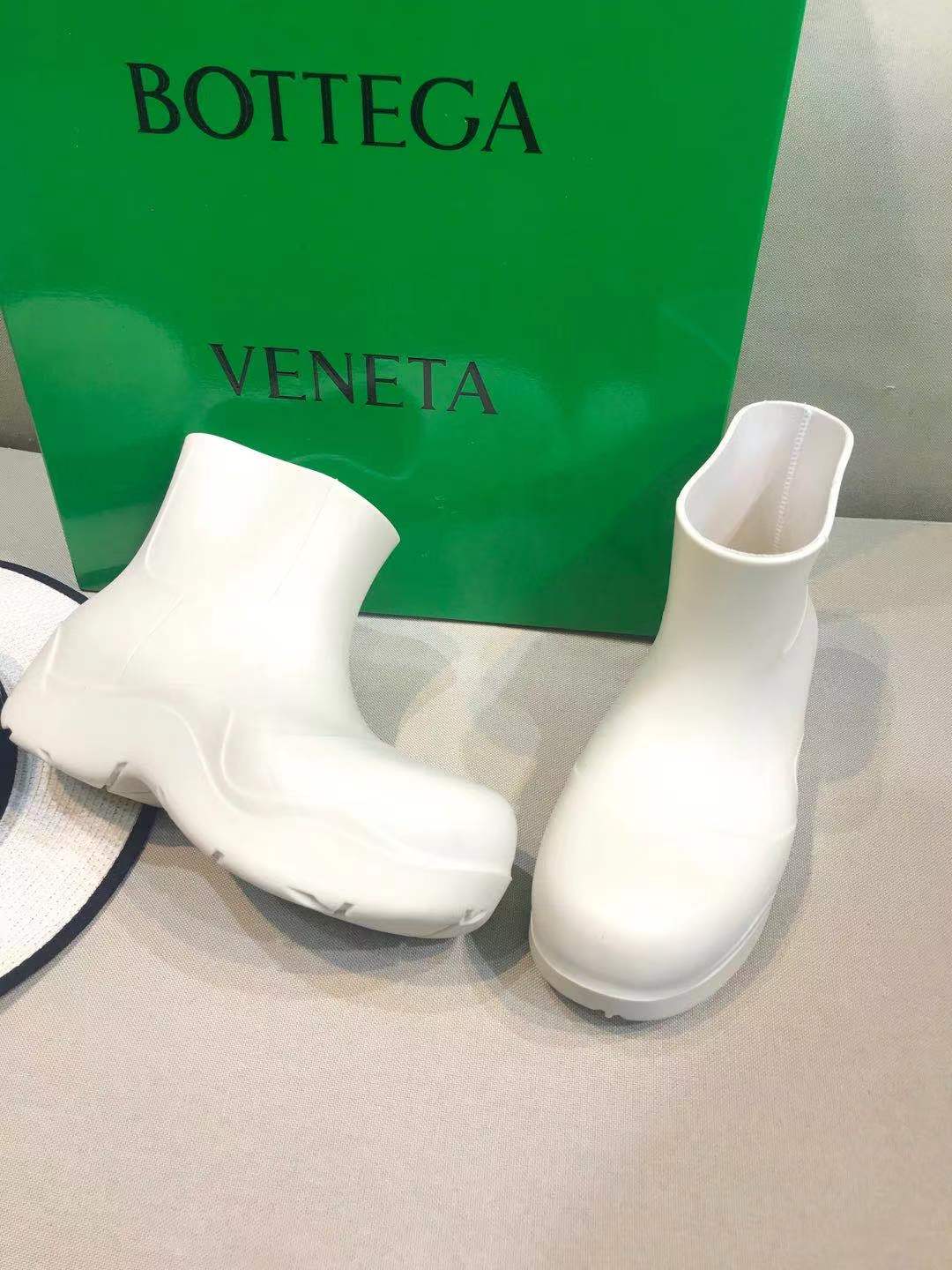 PUDDLE ANKLE BOOT IN WHITE RUBBER