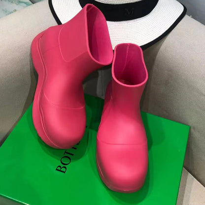 PUDDLE ANKLE BOOT IN BRIGHT PINK RUBBER