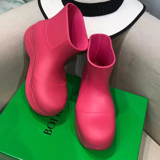 PUDDLE ANKLE BOOT IN BRIGHT PINK RUBBER
