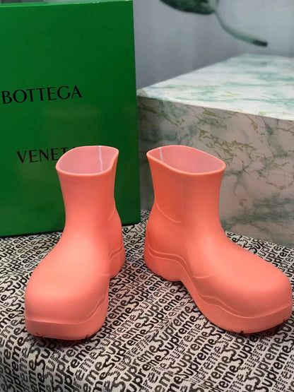 PUDDLE ANKLE BOOT IN PUNCH PINK RUBBER