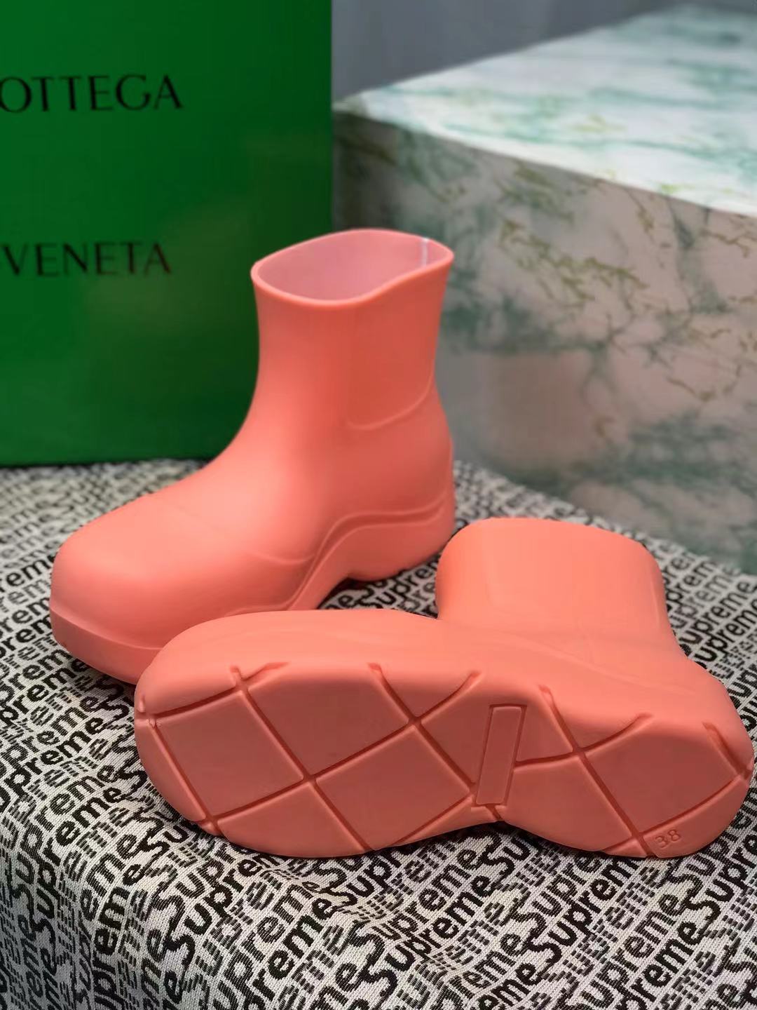 PUDDLE ANKLE BOOT IN PUNCH PINK RUBBER