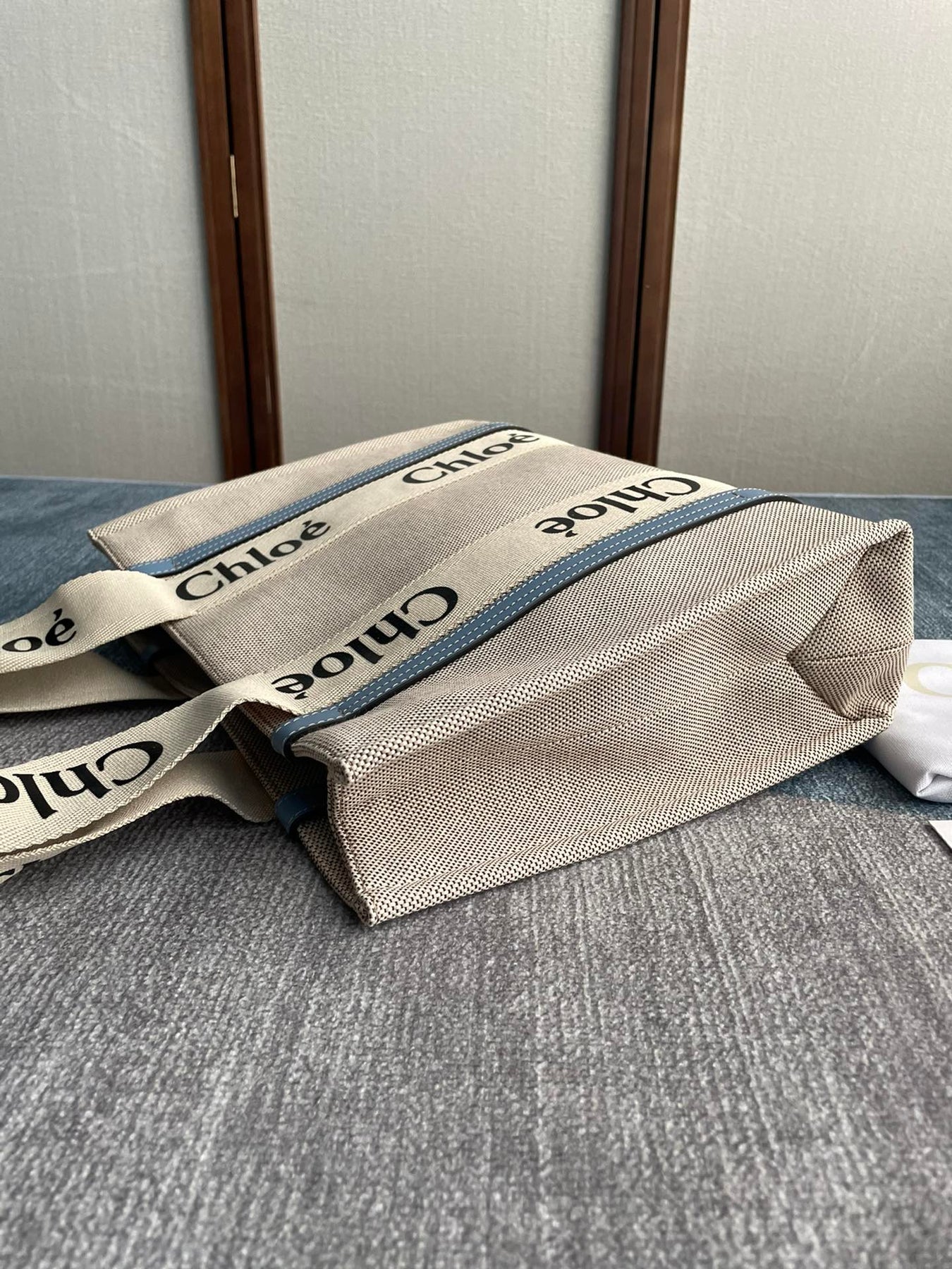 MEDIUM STRAP WOODY TOTE BAG 37 IN BEIGE LINEN CANVAS BLACK WEBBING LOGO EMBROIDER BLUE CALFSKIN