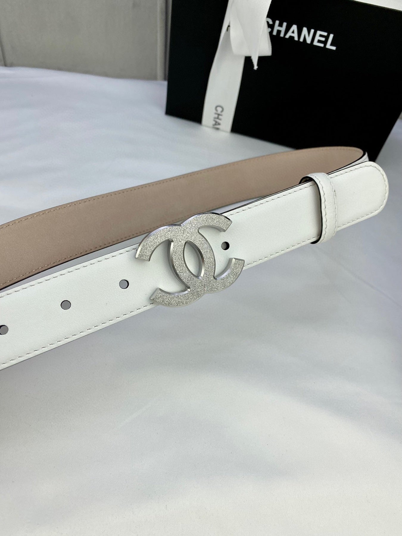 DOUBLE C BELT 30MM IN WHITE CALFSKIN METAL BUCKLE