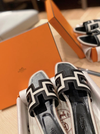 0RAN SANDALS IN BLACK CALFSKIN AND WHITE CANVAS