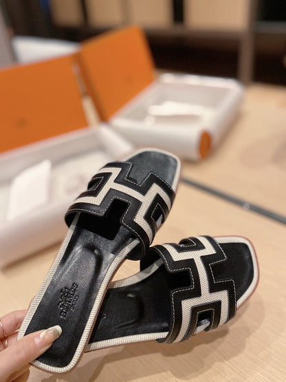 0RAN SANDALS IN BLACK CALFSKIN AND WHITE CANVAS