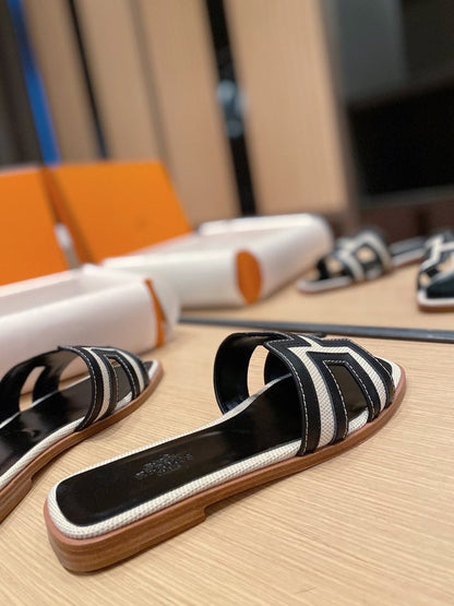 0RAN SANDALS IN BLACK CALFSKIN AND WHITE CANVAS