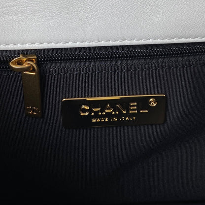 CC MEDIUM 26 FLAP BAG IN WHITE LAMBSKIN