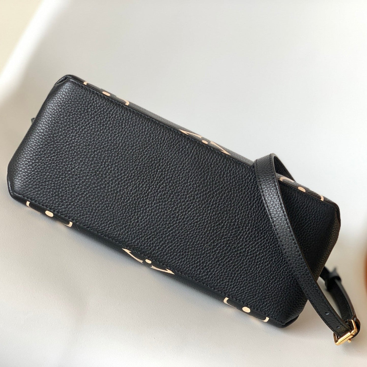 PETIT PALAIS PM MEDIUM SHOULDER BAG 29 IN BLACK MIX BEIGE EMBOSSED COWHIDE GOLD-TONE HARDWARE