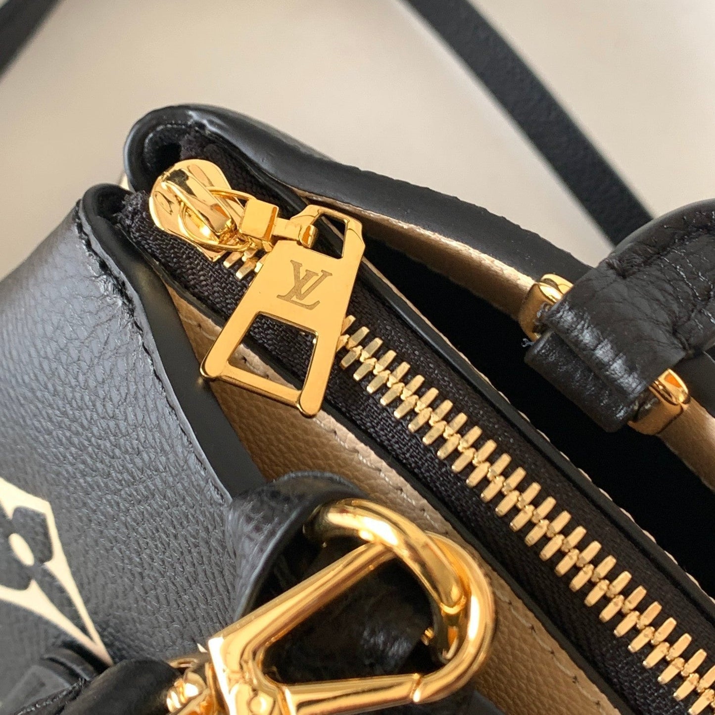 PETIT PALAIS PM MEDIUM SHOULDER BAG 29 IN BLACK MIX BEIGE EMBOSSED COWHIDE GOLD-TONE HARDWARE