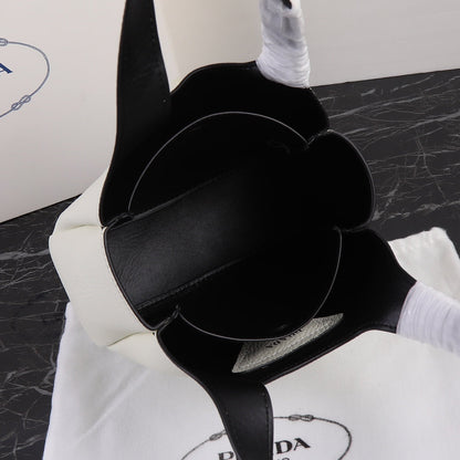 PRA 18 DYNAMIQUE LOGO TOTE BAG IN WHITE CALFSKIN