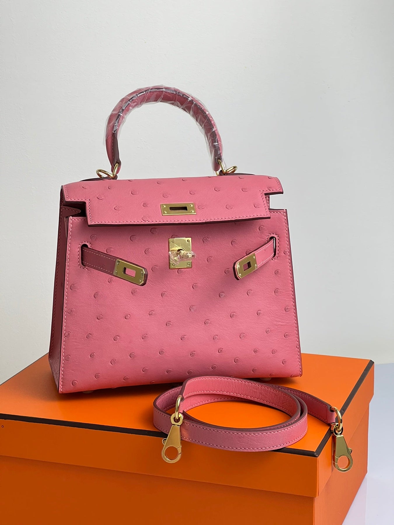 KELLY BAG 20 IN ROUGE PINK OSTRICH LEATHER WITH GOLD HARDWARE