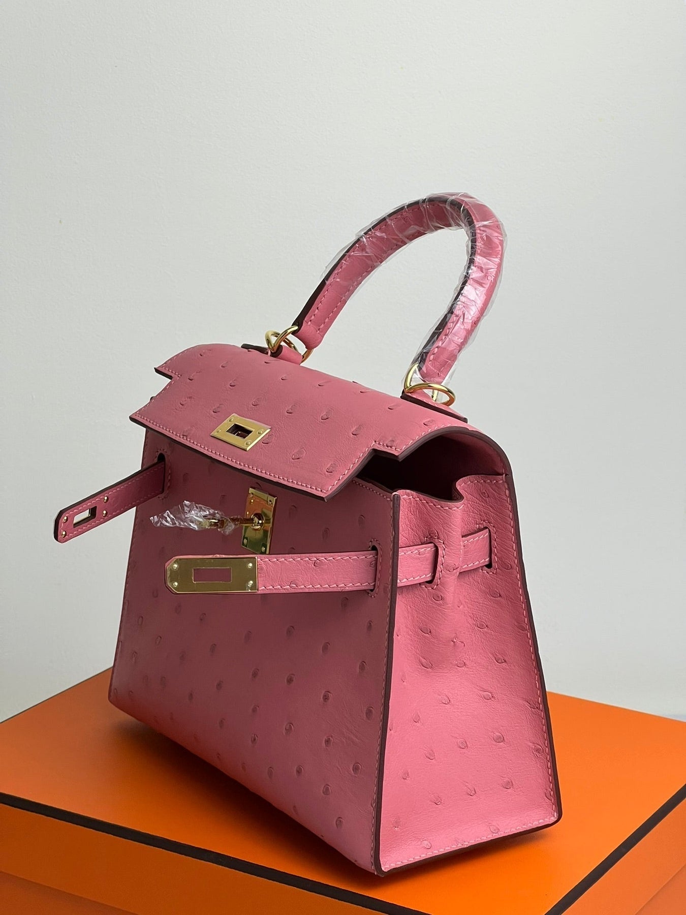 KELLY BAG 20 IN ROUGE PINK OSTRICH LEATHER WITH GOLD HARDWARE