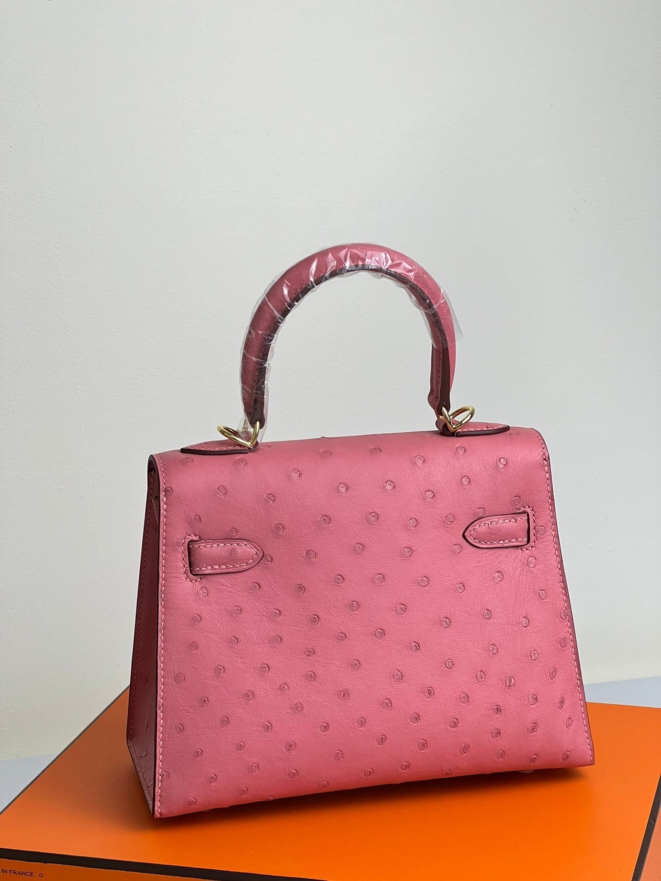 KELLY BAG 20 IN ROUGE PINK OSTRICH LEATHER WITH GOLD HARDWARE