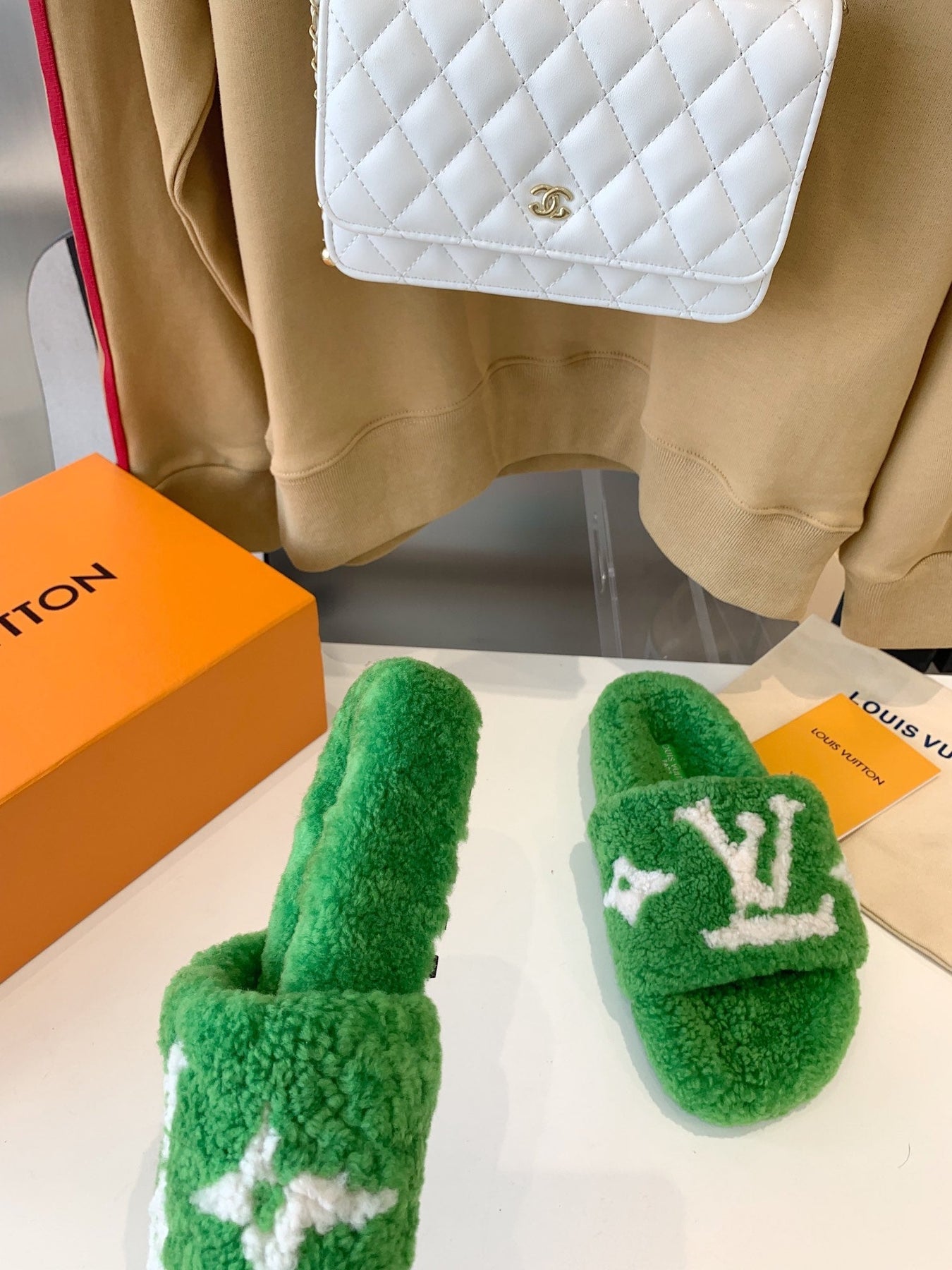 LV WOMEN'S PASEO FLAT SLIPPER IN GREEN FLEECE WITH WHITE LOGO