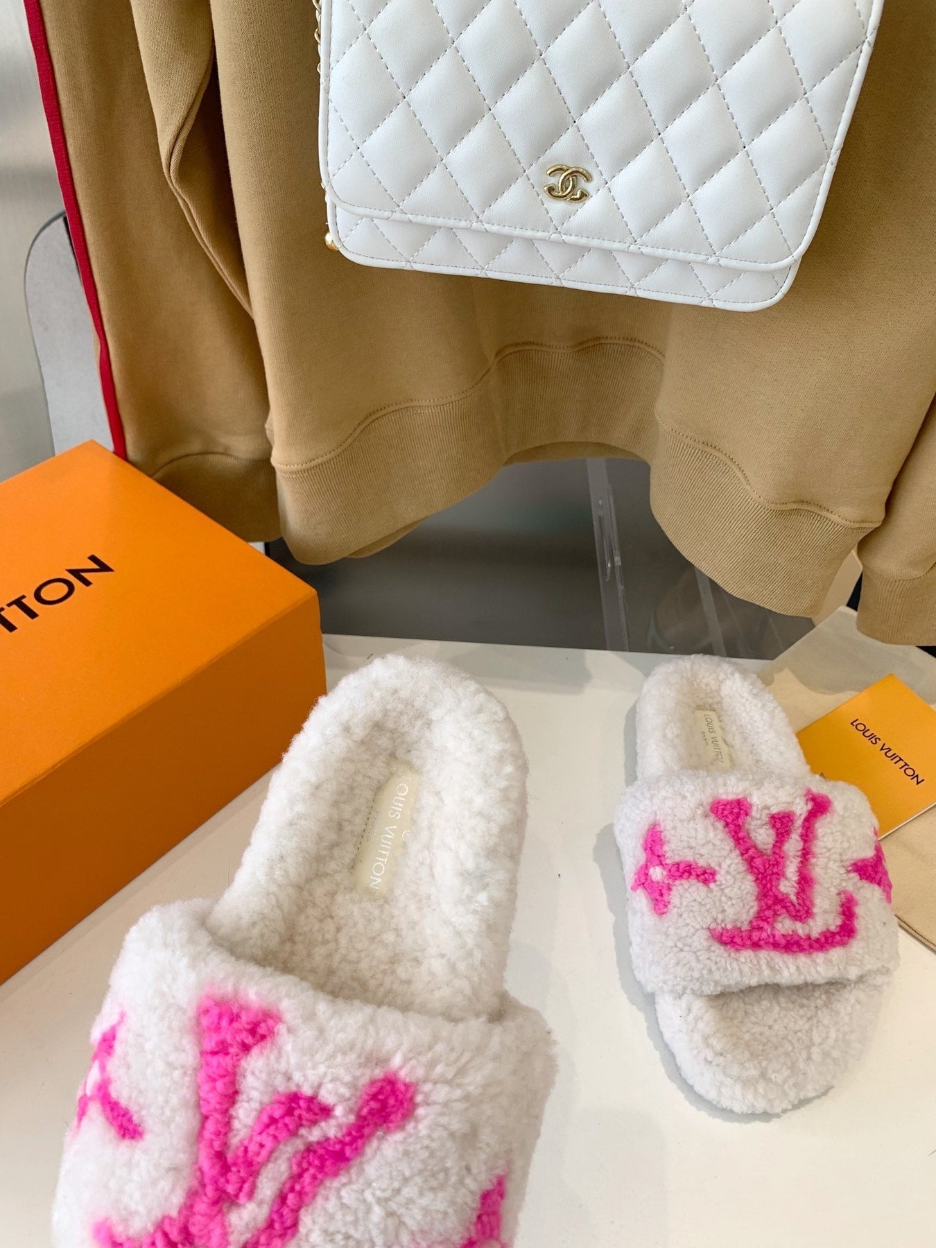 LV WOMEN'S PASEO FLAT SLIPPER IN WHITE FLEECE WITH BRIGHT PINK LOGO
