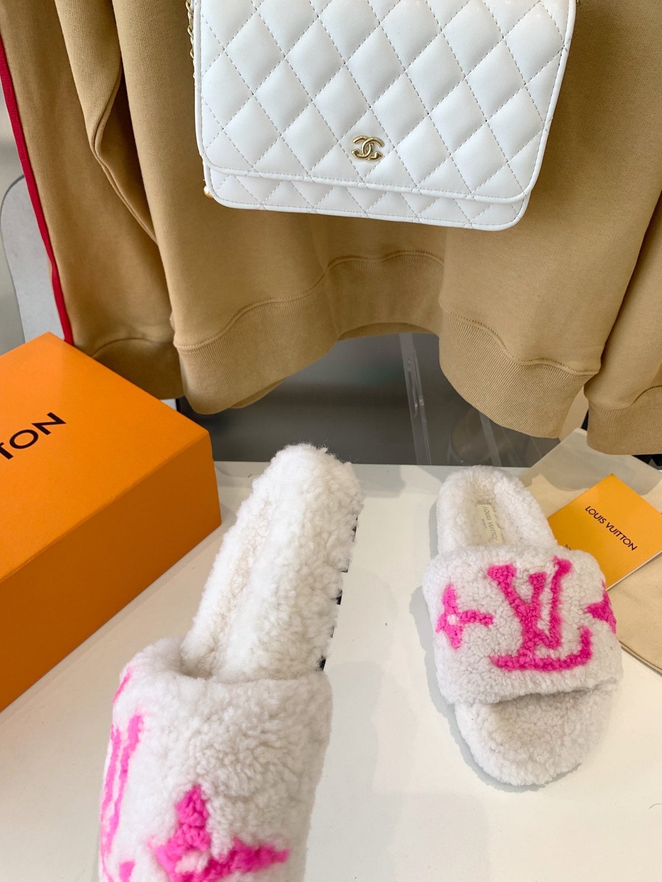 LV WOMEN'S PASEO FLAT SLIPPER IN WHITE FLEECE WITH BRIGHT PINK LOGO