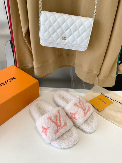 LV WOMEN'S PASEO FLAT SLIPPER IN WHITE FLEECE WITH LIGHT PINK LOGO